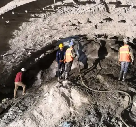 千山隧道拱顶带模注浆料，微膨胀注浆料的特点及施工工艺